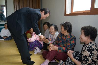 주민분들과 악수를 나누는 시장님2