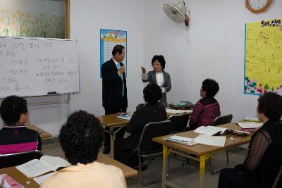 선생님과 대화 중이신 시장님