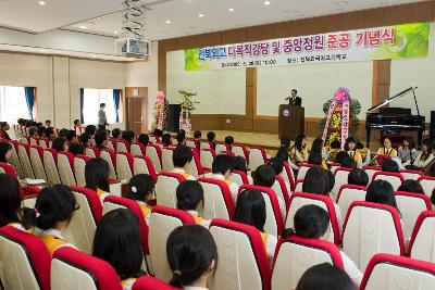 연설 중이신 시장님과 경청하는 학생들2