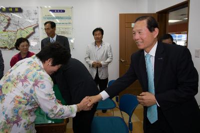 직원분들과 악수를 하는 시장님6