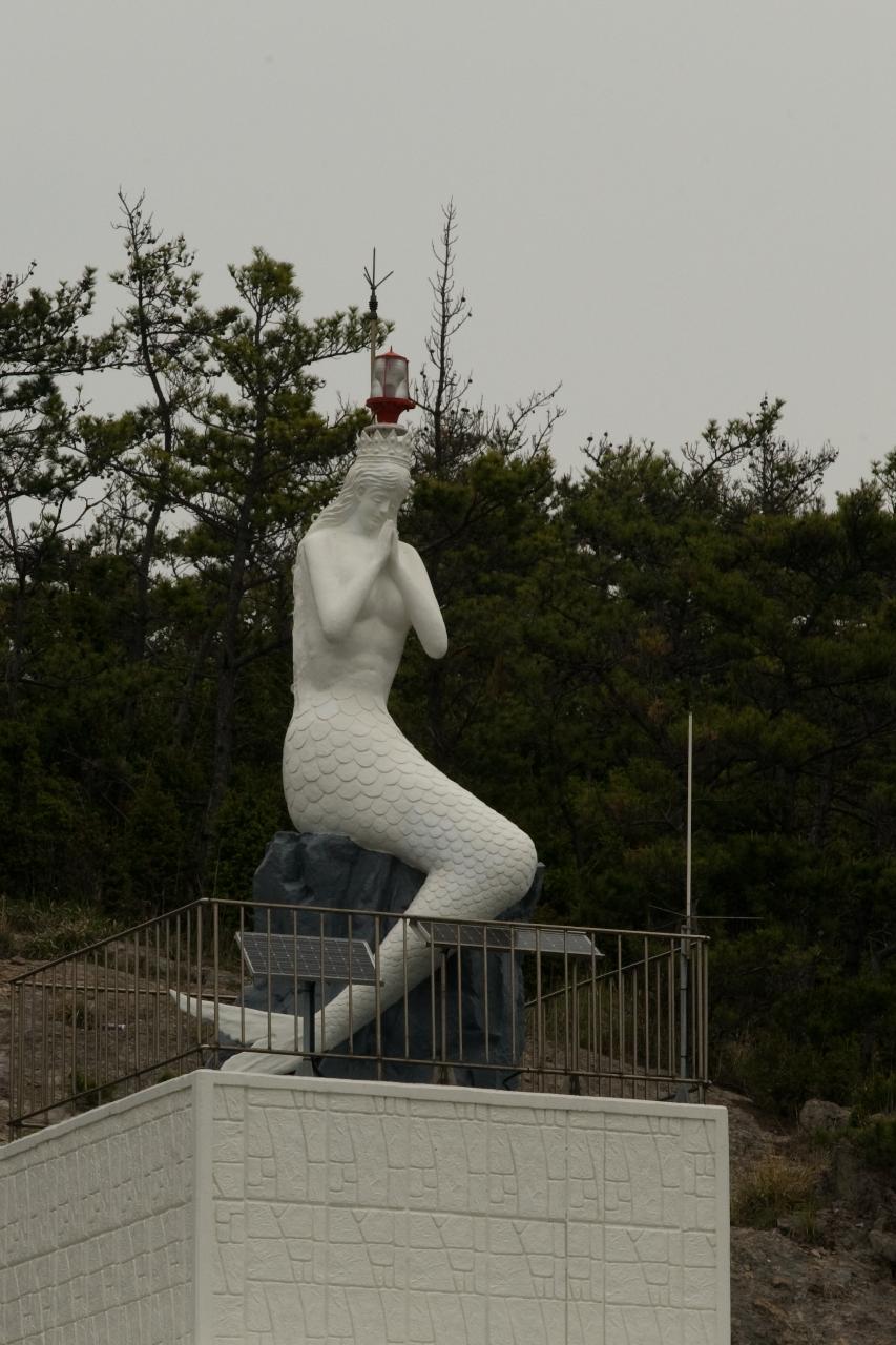 인어가 기도하고 있는 모습의 독특한 선유도 등대3