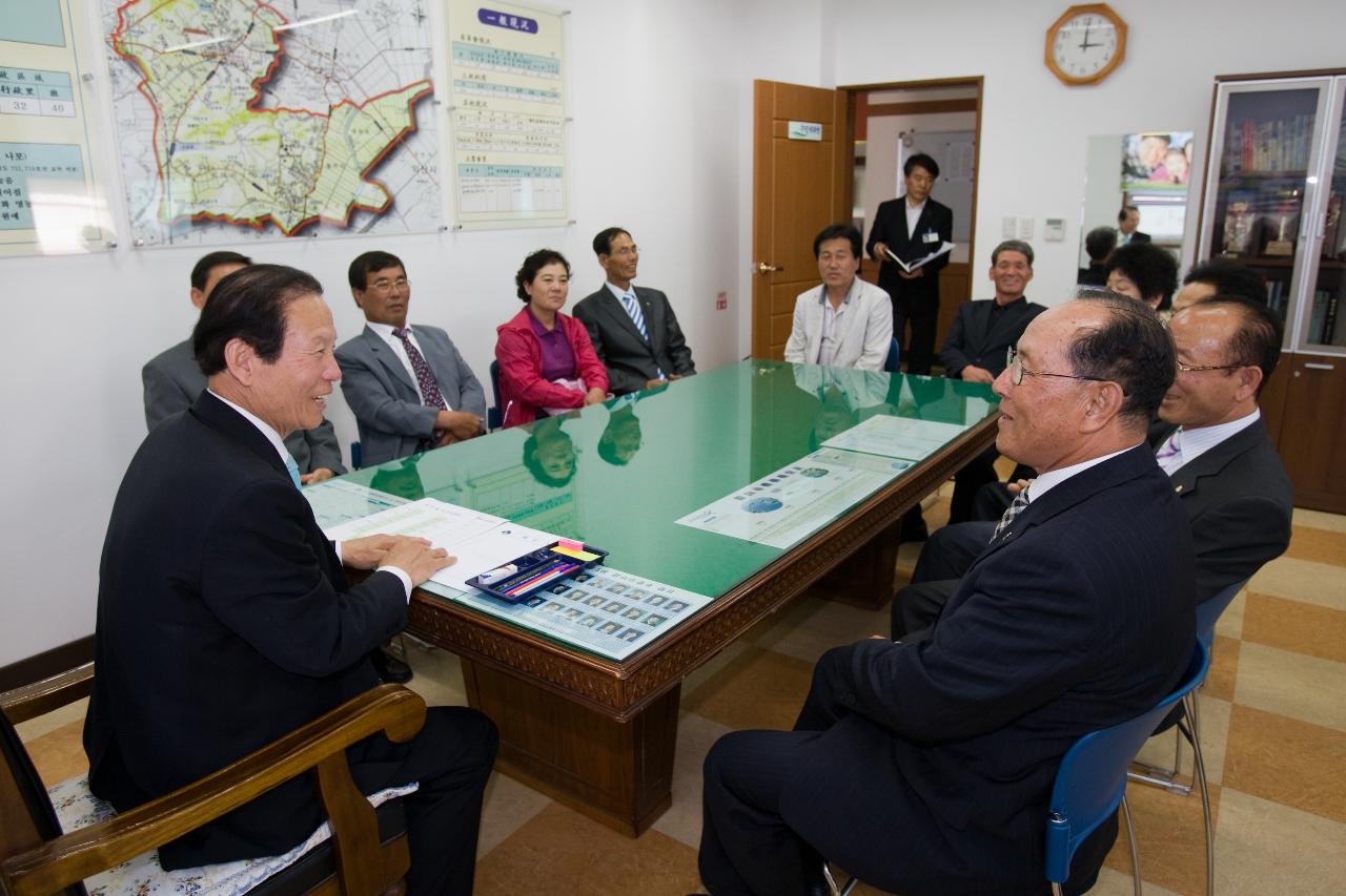 의원님들과 대화를 하시며 웃으시는 시장님