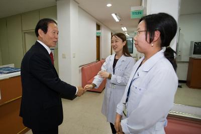 직원들과 악수를 하는 시장님2