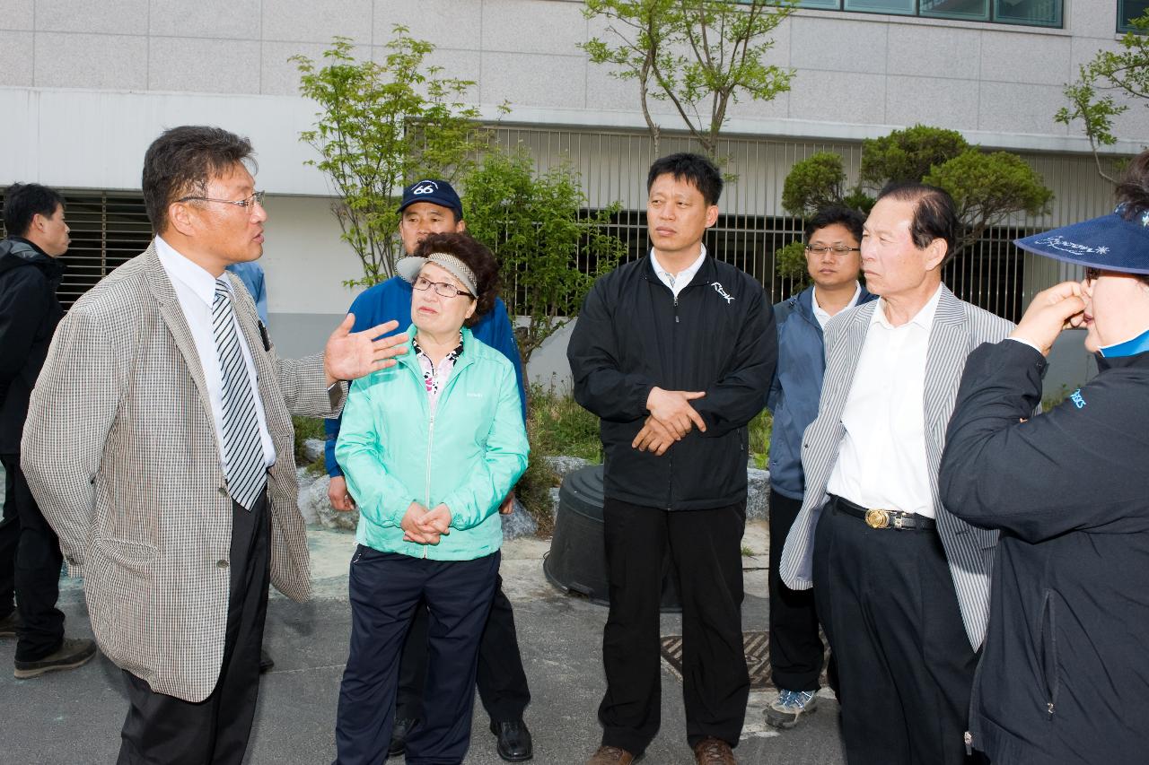 의원님들께 설명 중이신 대표님