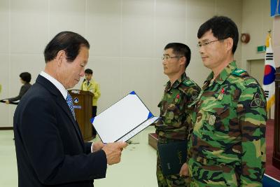 장병분들께 직접 수상을 하시는 시장님의 모습2