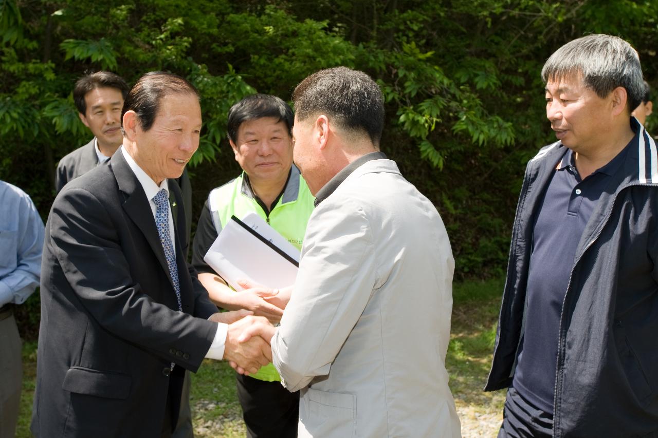 대표님과 악수를 나누는 시장님