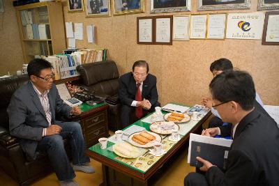 맛을 음미하시는 시장님과 의원님