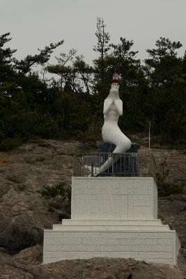 인어가 기도하고 있는 모습의 독특한 선유도 등대1