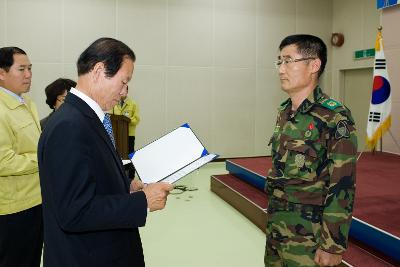 장병분들께 직접 수상을 하시는 시장님의 모습1