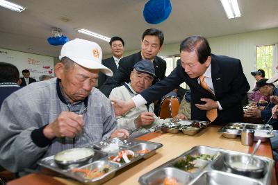 할아버님과 대화중이신 시장님1