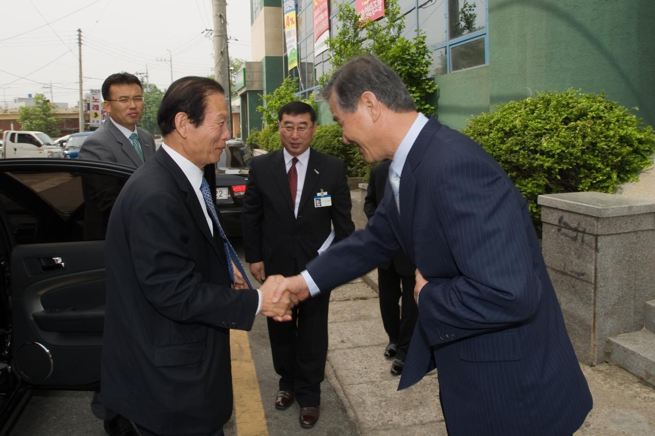 대표님과 악수를 나누는 시장님