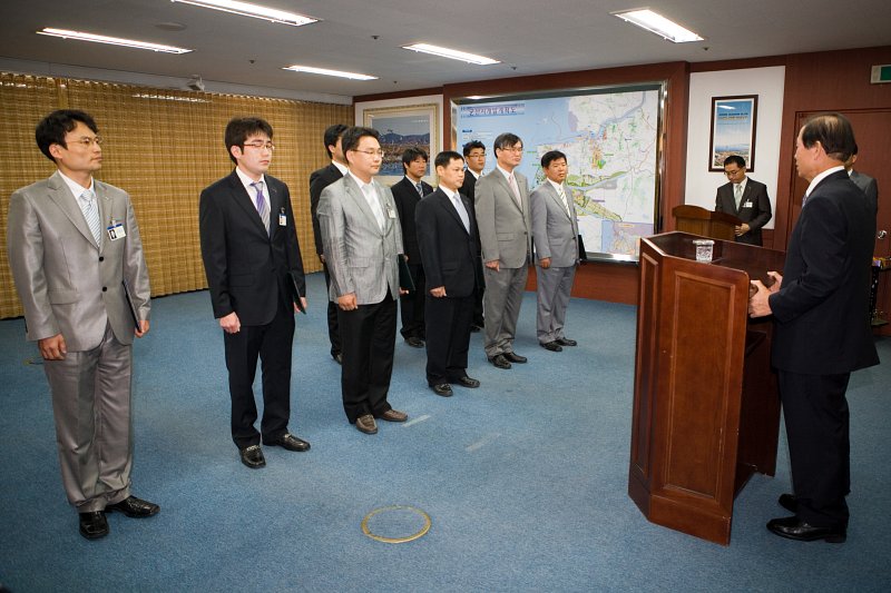 사령장을 교부받는 직원들10