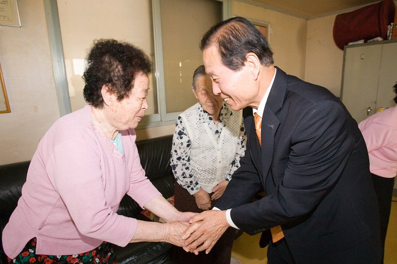 할머님과 악수를 하시는 시장님