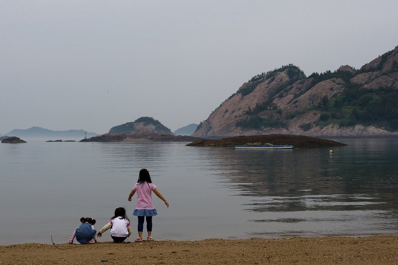 수평선을 바라보고있는 아이들