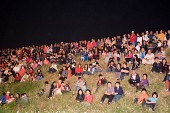 야외에서도 연주회를 보기위해 앉아잇는 사람들사진(00025)