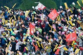 풍선과 응원봉을 흔드는 관객들2사진(00106)