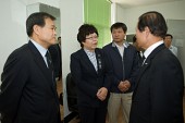 의원님들과 인사를 나누시는 시장님의 모습1사진(00009)