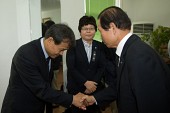 의원님들과 인사를 나누시는 시장님의 모습2사진(00010)