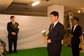 국화꽃을 들고 계신 의원님의 모습사진(00021)