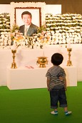 노무현 전 대통령의 영정사진을 바라보는 아이사진(00039)
