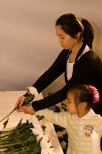 국화꽃을 놓는 아이와 어머니사진(00078)