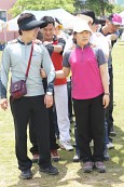 2열로 앞사람의 어깨를 잡고 서있는 임원들의 모습1사진(00253)