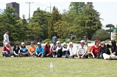 단체로 앉아 휴식을 취하는 임원들의 모습사진(00514)