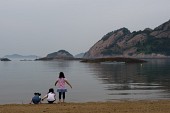 수평선을 바라보고있는 아이들사진(00003)
