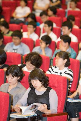 대학 입시 설명회에 온 많은 사람들3