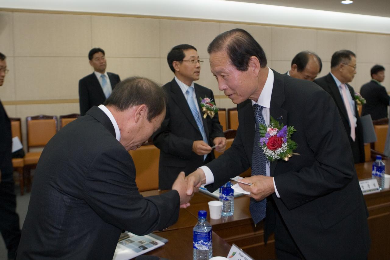 의원님과 명함을 교환하시는 시장님2