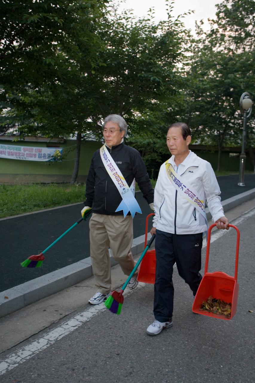 빗자루와 쓰레받기를  들고 이동중이신 시장님1