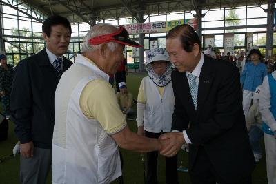 의원님과 악수를 나누는 시장님1