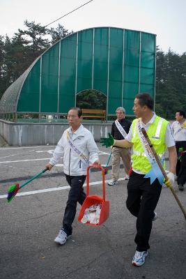 빗자루와 쓰레받기를  들고 이동중이신 시장님3