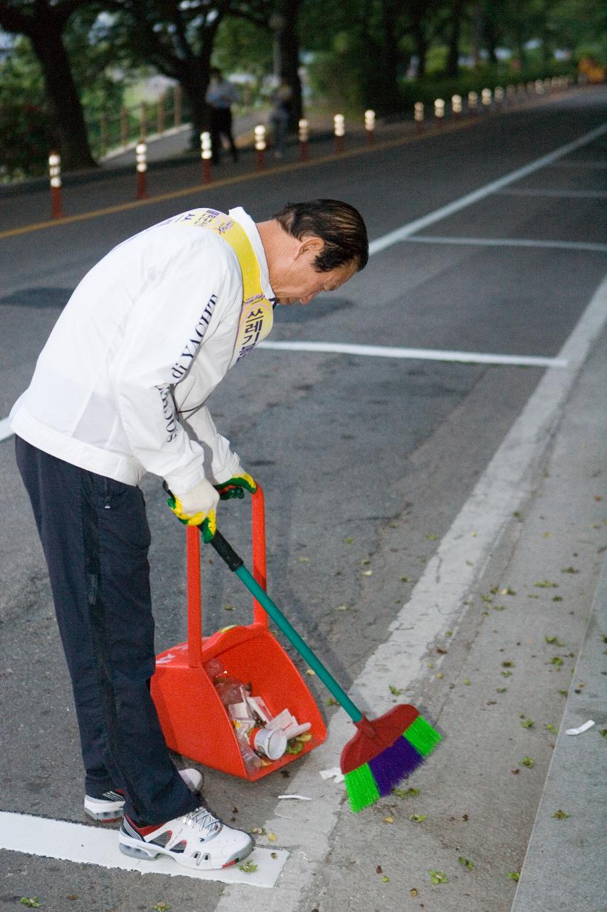 쓰레기를 쓸고 계신 시장님의 모습2