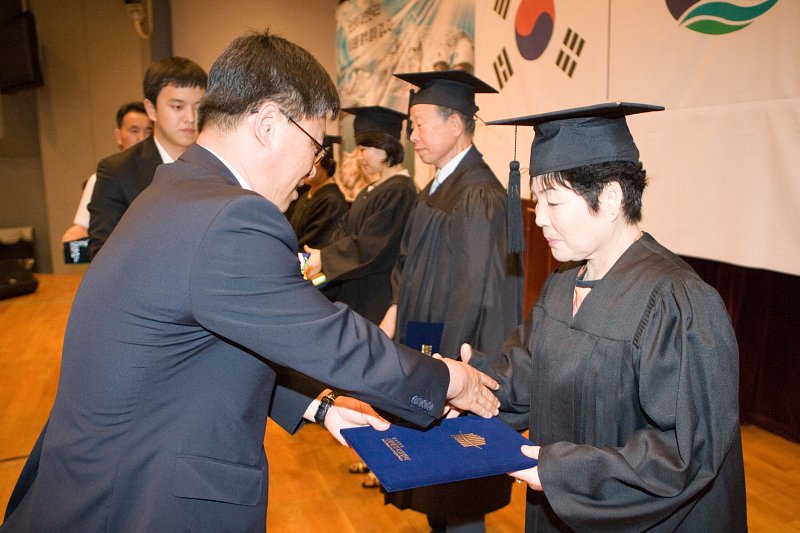 졸업장을 받는 학생들의 모습6