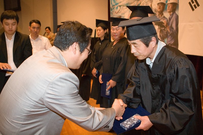 졸업장을 받는 학생들의 모습14