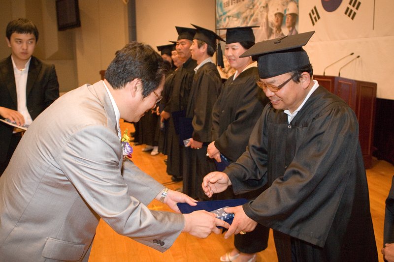 졸업장을 받는 학생들의 모습16