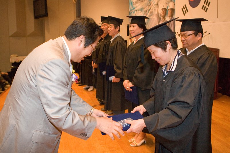 졸업장을 받는 학생들의 모습17