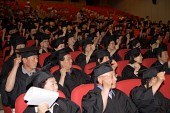 손을 들어올리고 있는 졸업생들1사진(00002)