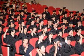 손을 들어올리고 있는 졸업생들2사진(00003)