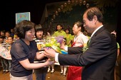 참가자에게 꽃다발을 선물하는 시장님사진(00051)