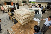 쌀가마를 나르고 있는 지게차의 모습2사진(00082)