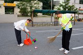 은파유원지의 공터를 청소중이신 시장님과 청소부아저씨7사진(00057)