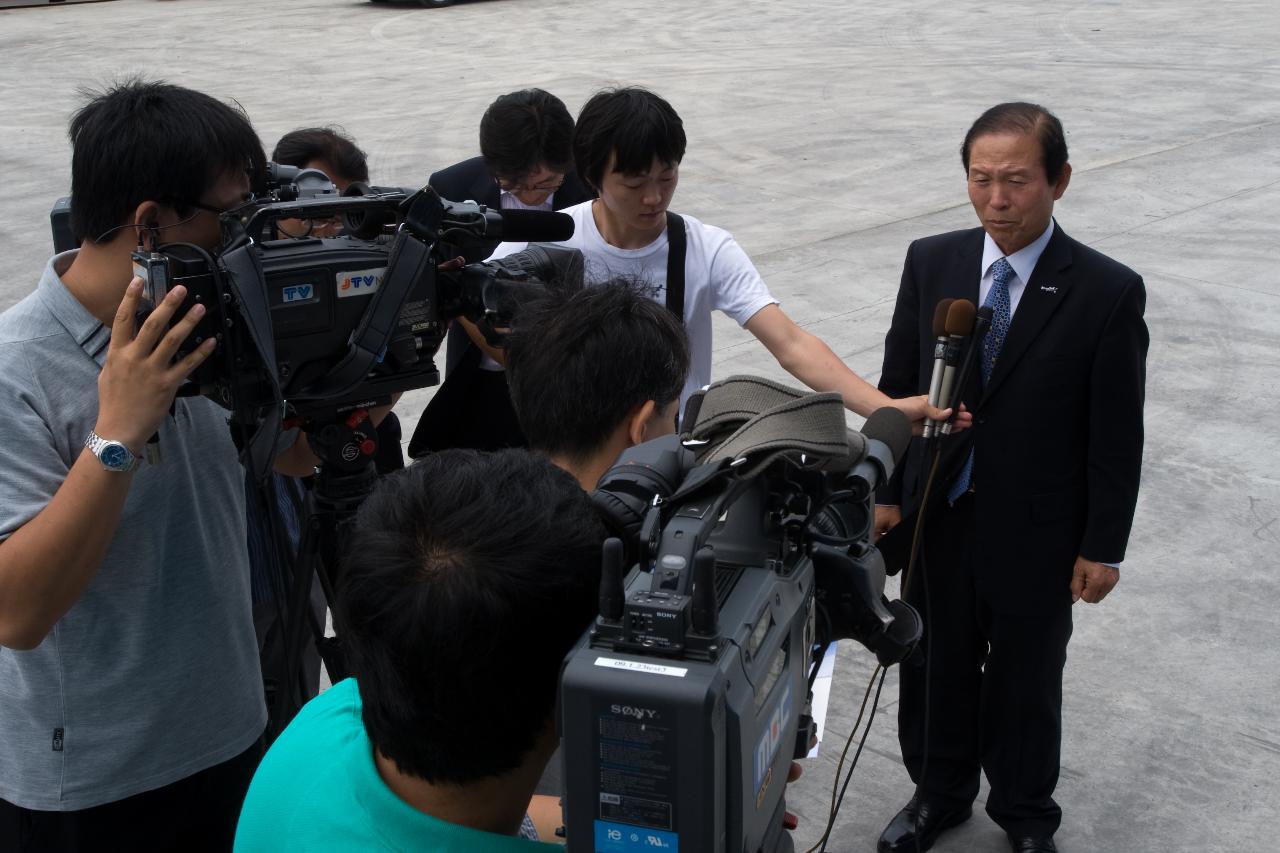 카메라에 둘러싸인채 말씀 중이신 시장님1