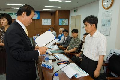 임원님들께 상장을 수여중이신 시장님3