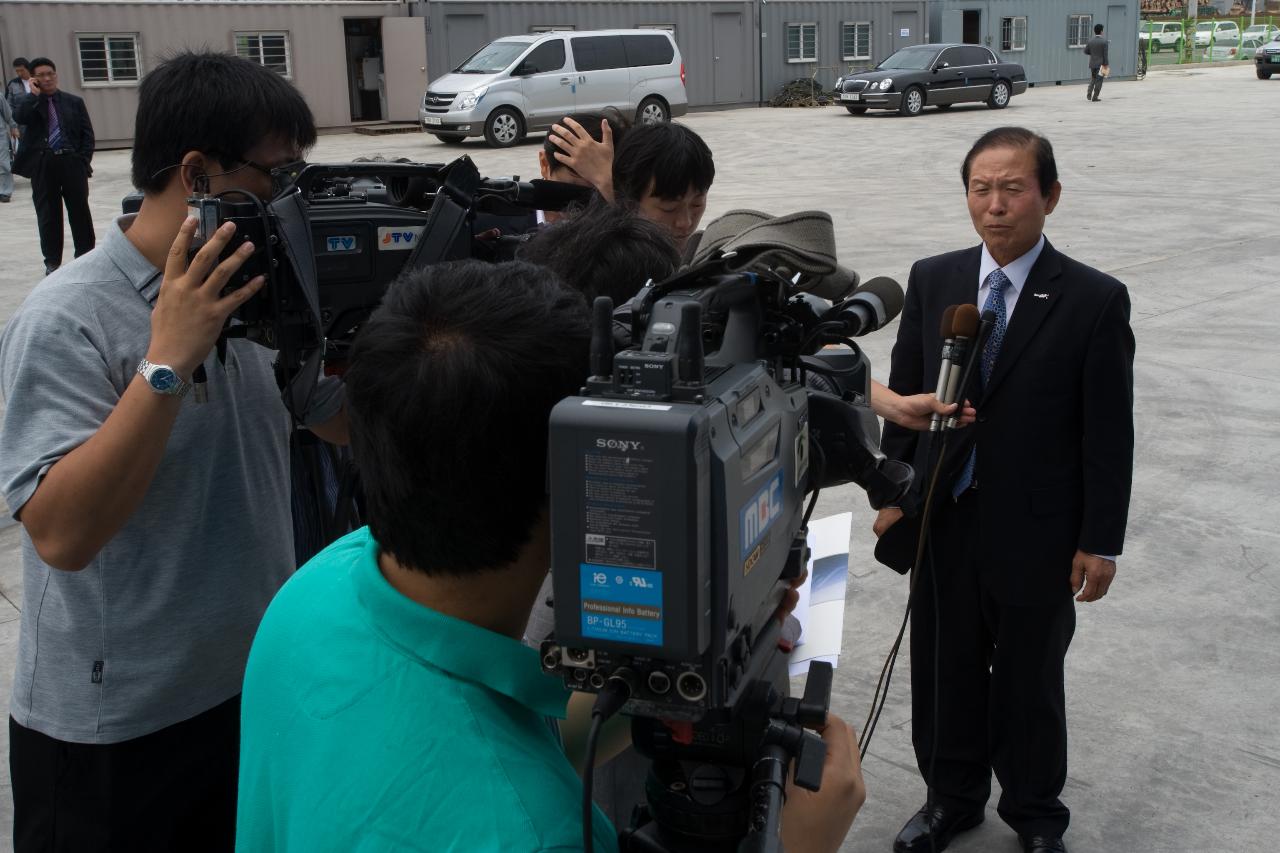 카메라에 둘러싸인채 말씀 중이신 시장님2카메라에 둘러싸인채 말씀 중이신 시장님2