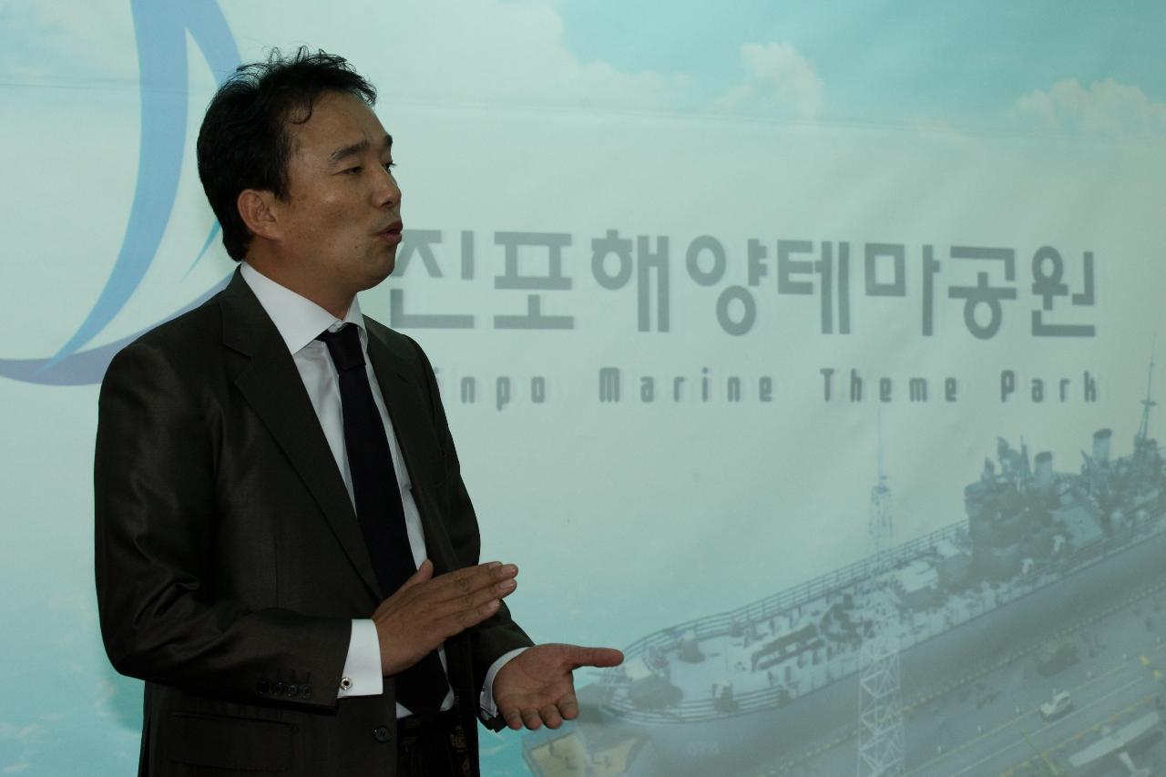 스크린을 참고로 설명 중이신 위원님의 모습