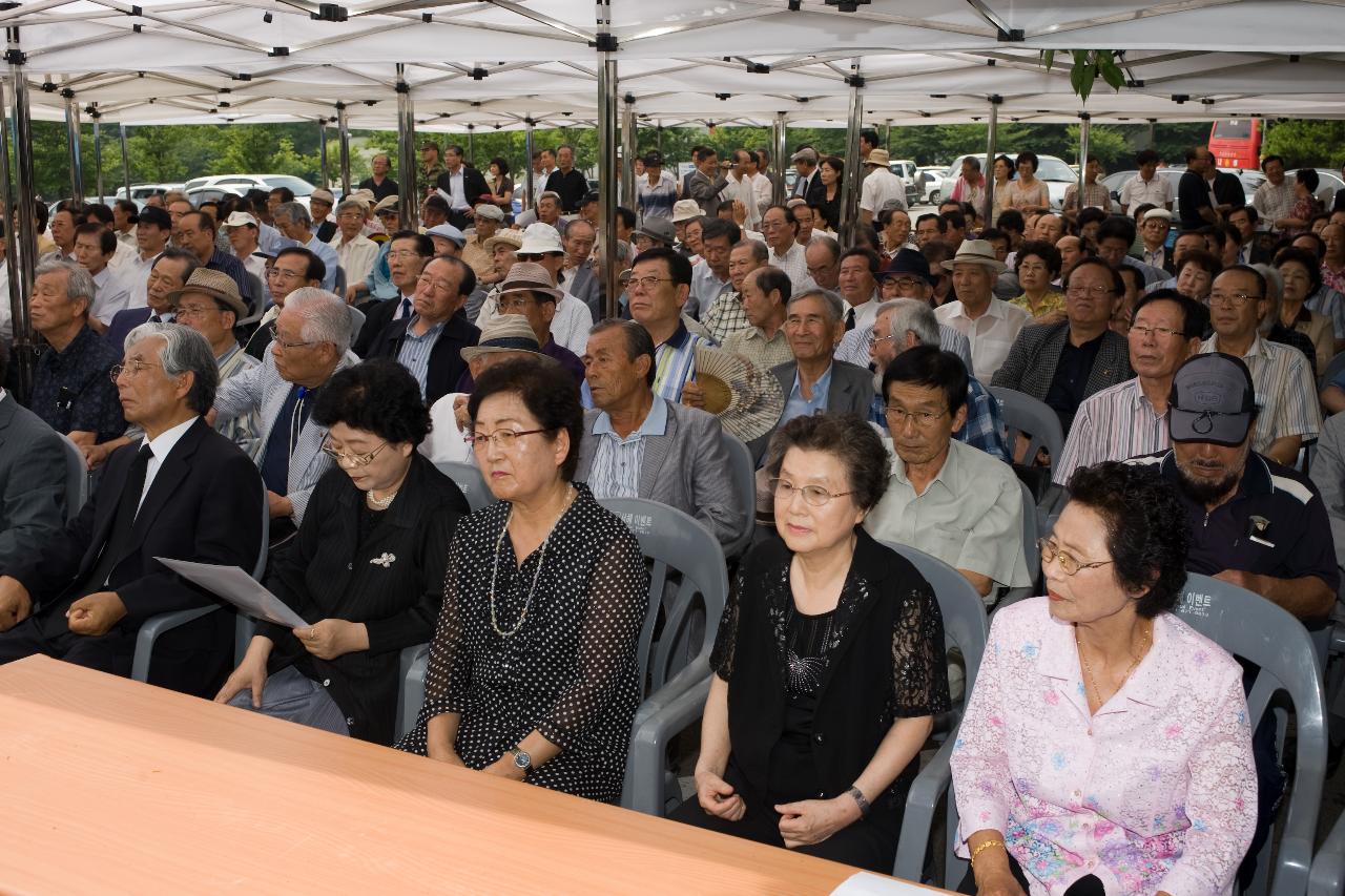 전몰학도의용군 추모제에 참석하시는 의원님들의 모습1