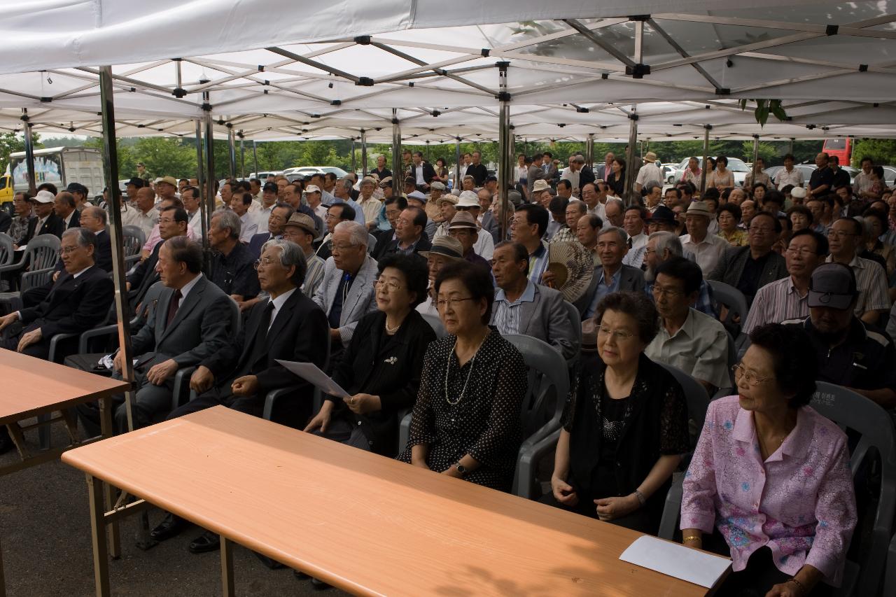 전몰학도의용군 추모제에 참석하시는 의원님들의 모습2