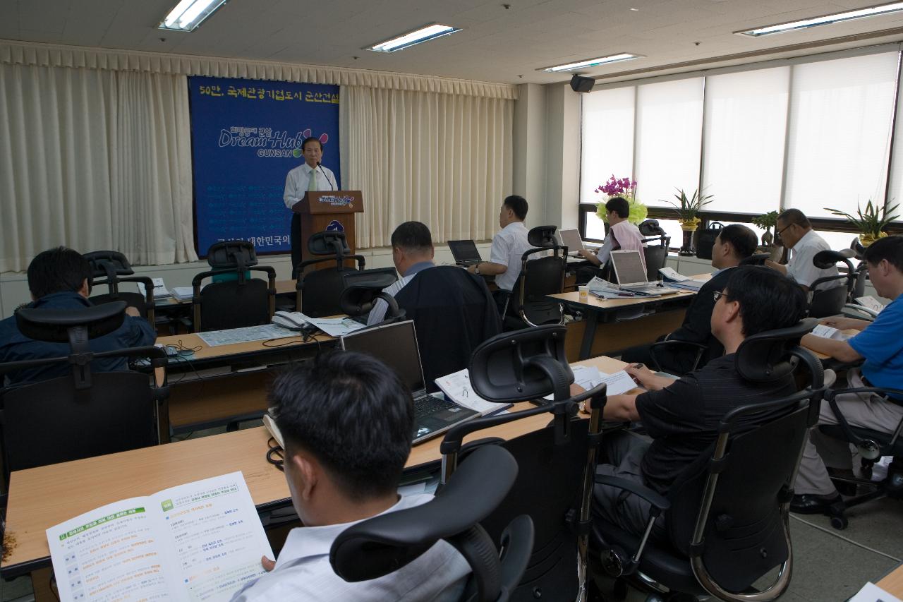 새만금경계관련 기자회견 중인 시장님 모습1